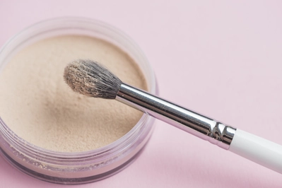 Рассыпчатая и прессованная пудра:  какую выбрать для твоих задач