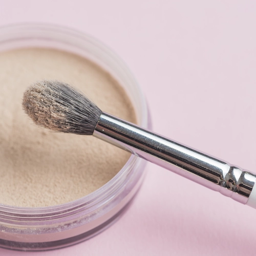 Рассыпчатая и прессованная пудра: какую выбрать для твоих задач