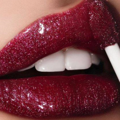Эффектный оттенок бургунди на губах 